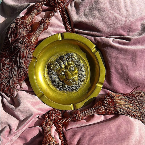 Vintage Brass Lion Ashtray – Statement Piece for Bar Carts & Decor - Picture 9 of 12